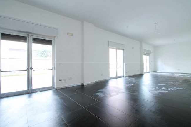 Locale commerciale in affitto a Trentola-Ducenta