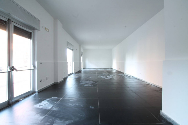 Locale commerciale in affitto a Trentola-Ducenta