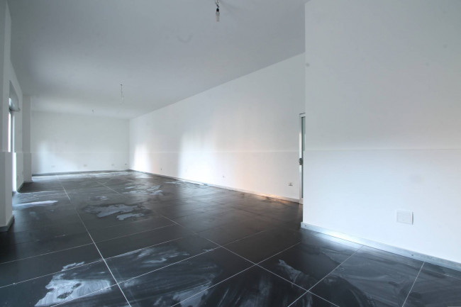 Locale commerciale in affitto a Trentola-Ducenta