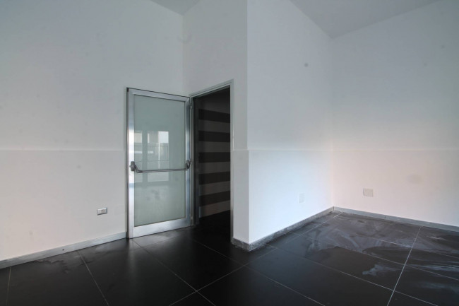 Locale commerciale in affitto a Trentola-Ducenta