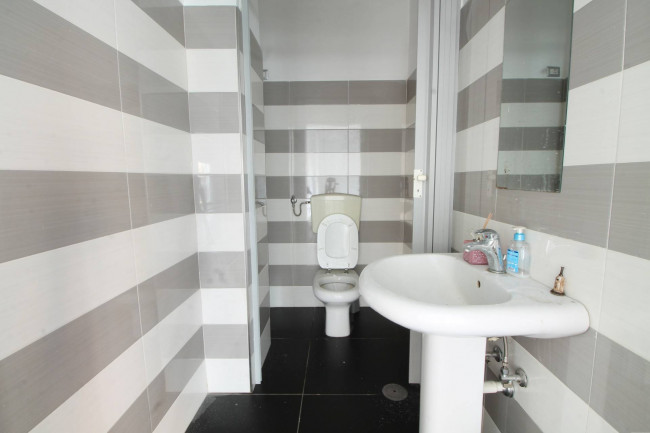 Locale commerciale in affitto a Trentola-Ducenta