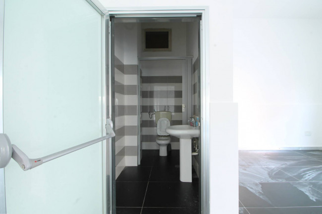 Locale commerciale in affitto a Trentola-Ducenta