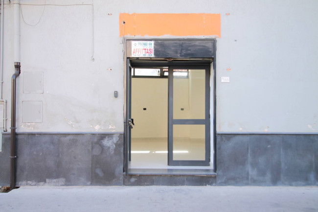 Locale commerciale in affitto a Trentola-Ducenta