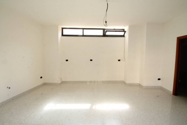 Locale commerciale in affitto a Trentola-Ducenta