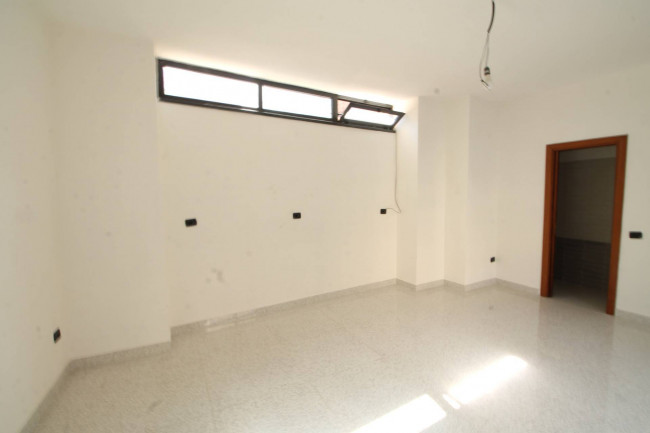 Locale commerciale in affitto a Trentola-Ducenta