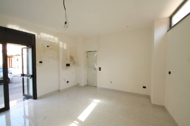 Locale commerciale in affitto a Trentola-Ducenta