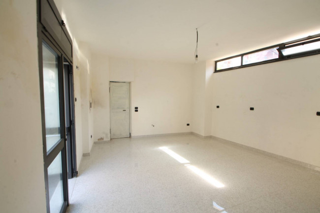 Locale commerciale in affitto a Trentola-Ducenta