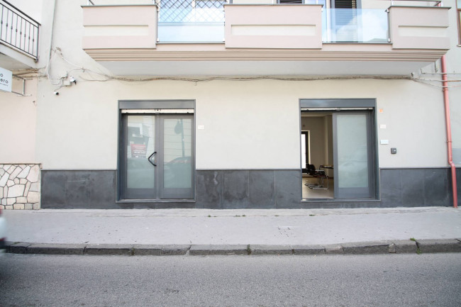 Locale commerciale in affitto a Trentola-Ducenta