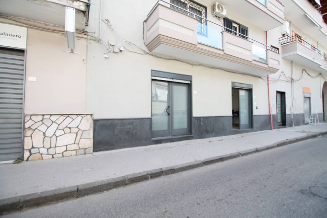 Locale commerciale in affitto a Trentola-Ducenta