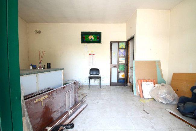 Locale commerciale in affitto a Parete