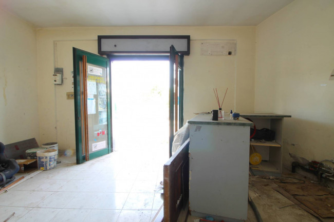 Locale commerciale in affitto a Parete