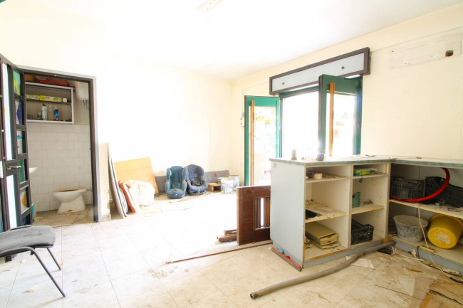 Locale commerciale in affitto a Parete