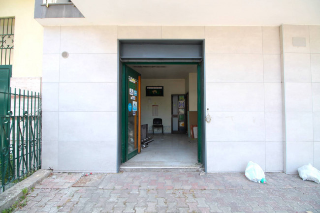 Locale commerciale in affitto a Parete