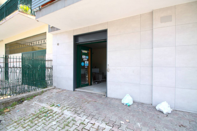 Locale commerciale in affitto a Parete