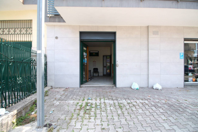 Locale commerciale in affitto a Parete