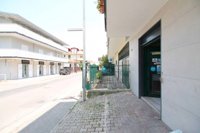 Locale commerciale in affitto a Parete