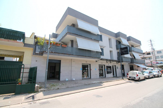 Locale commerciale in affitto a Parete