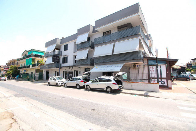 Locale commerciale in affitto a Parete