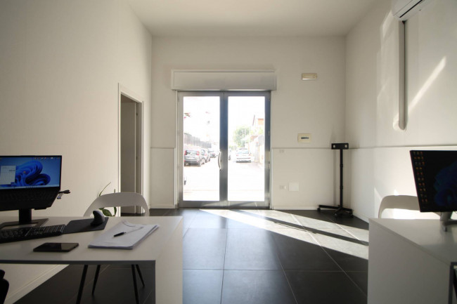 Locale commerciale in affitto a Trentola-Ducenta