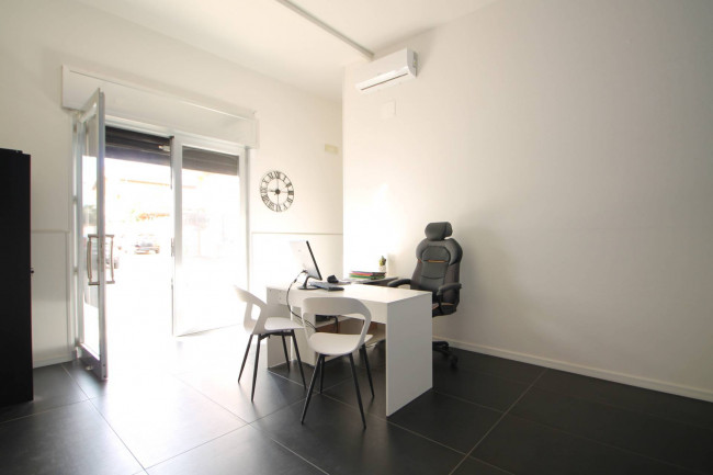 Locale commerciale in affitto a Trentola-Ducenta