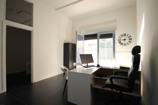 Locale commerciale in affitto a Trentola-Ducenta