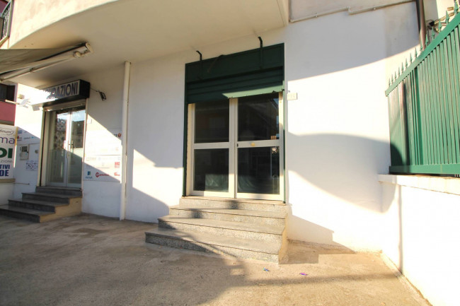 Locale commerciale in vendita a Trentola-Ducenta