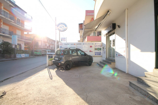 Locale commerciale in vendita a Trentola-Ducenta