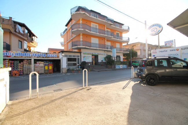 Locale commerciale in vendita a Trentola-Ducenta