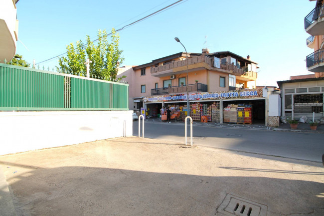 Locale commerciale in vendita a Trentola-Ducenta