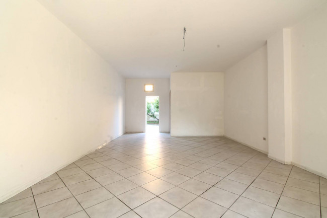 Locale commerciale in vendita a Trentola-Ducenta