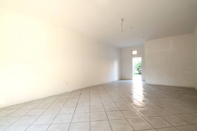 Locale commerciale in vendita a Trentola-Ducenta