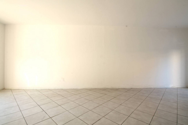 Locale commerciale in vendita a Trentola-Ducenta