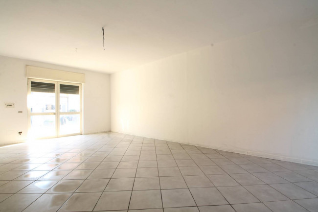 Locale commerciale in vendita a Trentola-Ducenta