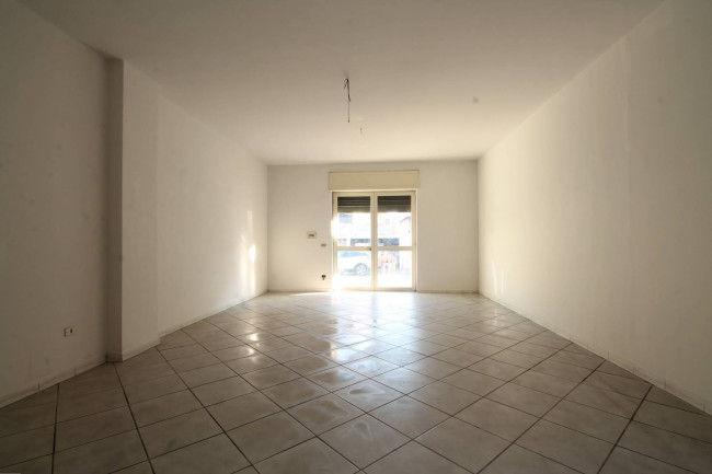 Locale commerciale in vendita a Trentola-Ducenta