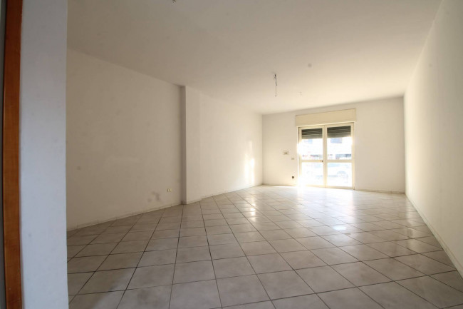 Locale commerciale in vendita a Trentola-Ducenta