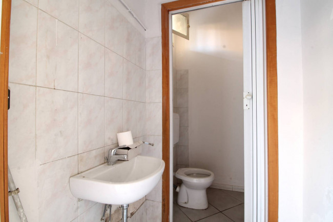 Locale commerciale in vendita a Trentola-Ducenta