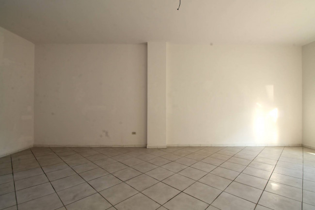 Locale commerciale in vendita a Trentola-Ducenta