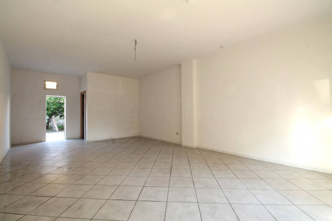 Locale commerciale in vendita a Trentola-Ducenta