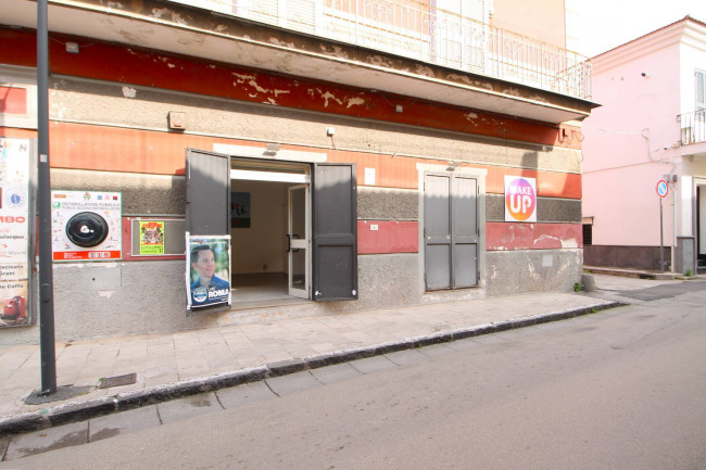 Locale commerciale in affitto a Trentola-Ducenta