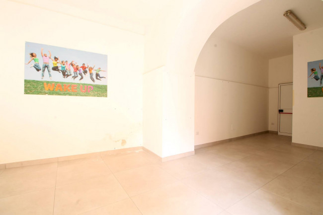 Locale commerciale in affitto a Trentola-Ducenta