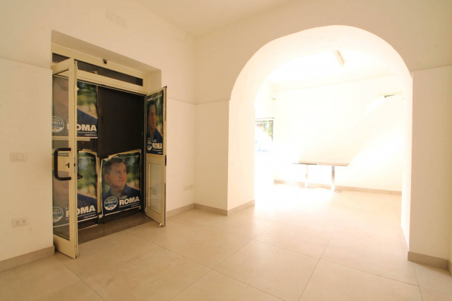 Locale commerciale in affitto a Trentola-Ducenta