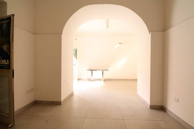 Locale commerciale in affitto a Trentola-Ducenta