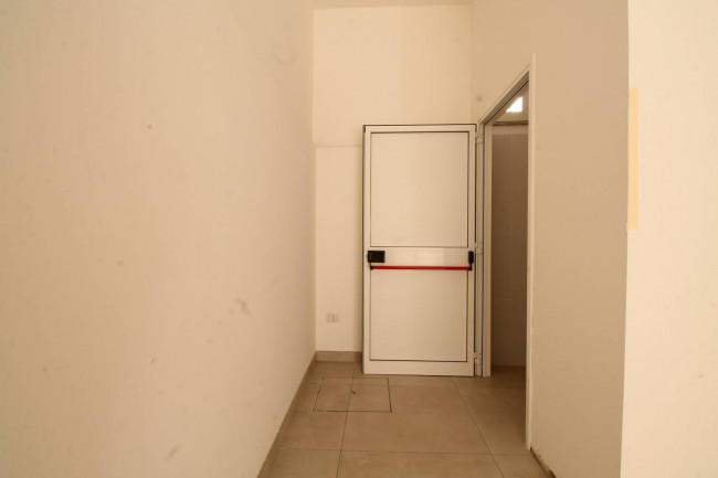 Locale commerciale in affitto a Trentola-Ducenta