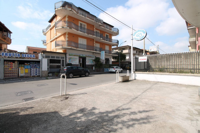 Locale commerciale in vendita a Trentola-Ducenta