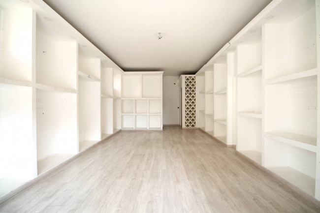 Locale commerciale in vendita a Trentola-Ducenta