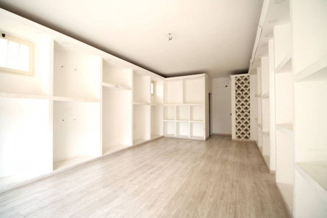 Locale commerciale in vendita a Trentola-Ducenta