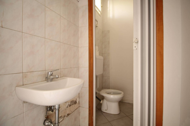 Locale commerciale in vendita a Trentola-Ducenta