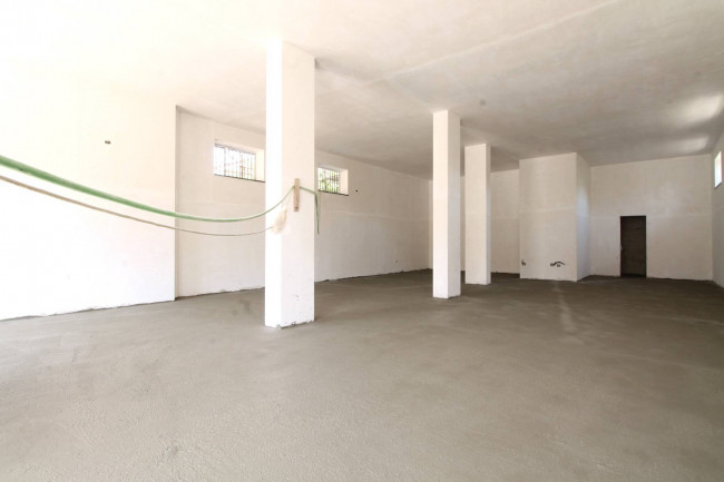 Locale commerciale in affitto a Giugliano in Campania