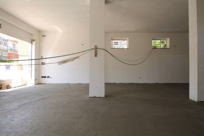 Locale commerciale in affitto a Giugliano in Campania
