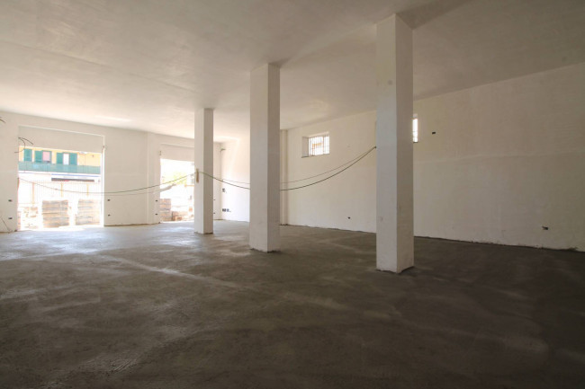 Locale commerciale in affitto a Giugliano in Campania